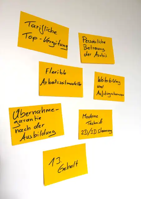 Gelbe Notizzettel an der Wand mit handgeschriebenen Vorteilen einer Ausbildung bei Groth & Co. – von tariflicher Vergütung bis Übernahmegarantie